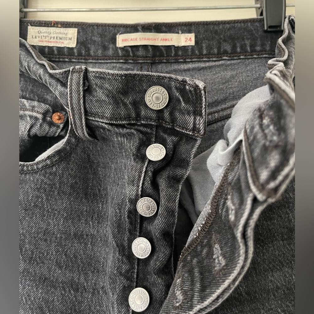 Levi’s Ribcage Straight Ankle in stonewashed black. Size 24